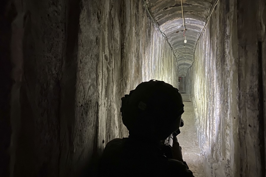 Un soldado israelí en un acceso a túneles en las inmediaciones del hospital Al Shifa