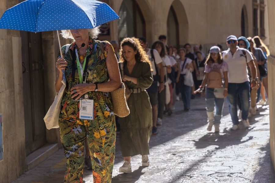 Varios turistas siguen a la guía durante su visita al centro de Palma de Mallorca.