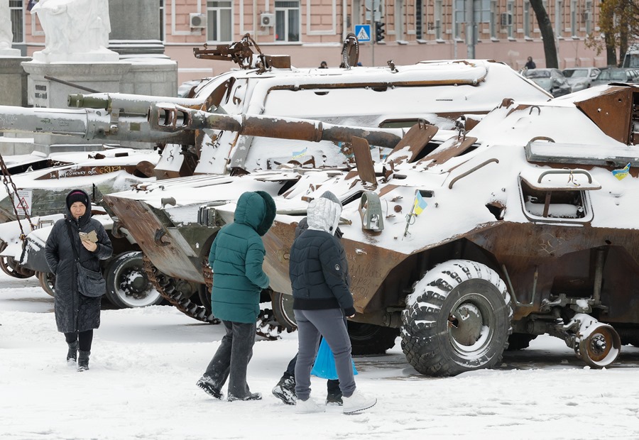 Maquinaria rusa destruida y cubierta de nieve exhibida en Kiev, Ucrania