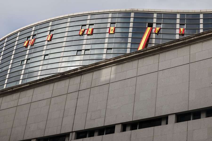 Vox ha desplegado banderas de España con crespones y el escudo recortado desde varias ventanas del edificio de ampliación del Congreso