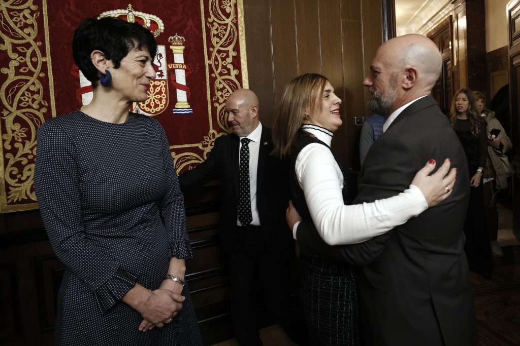 Imagen de la nueva delegada del Gobierno en Navarra, Alicia Echeverría, saludada por su predecesor, José Luis Arasti, en presencia de la ministra Elma Saiz