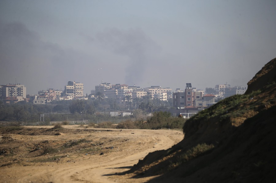 El humo se eleva en el norte de la Franja de Gaza tras los últimos ataques aéreos israelíes