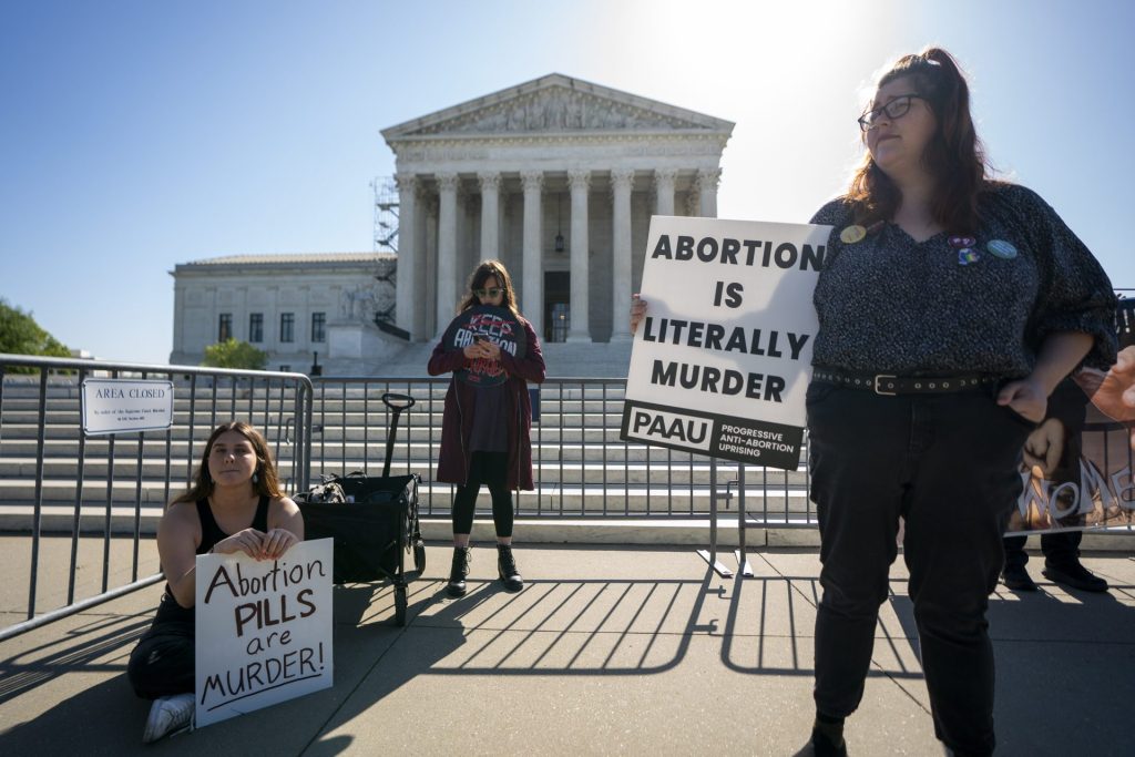 Vista personas que protestan contra la píldora para abortar afuera de la sede del Tribunal Supremo de EE.UU., en una fotografía de archivo. EFE/ Shawn Thew