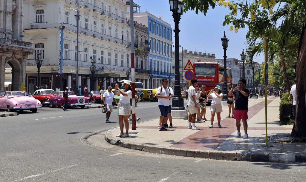 Turistas camina por las calles de la Habana (Cuba). EFE/ Ernesto Mastrascusa 