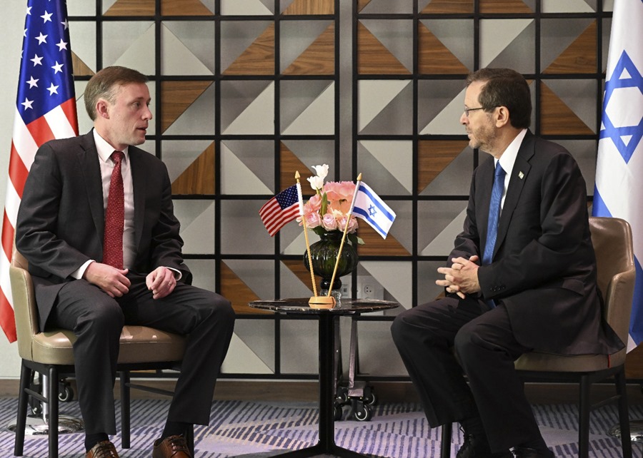 El presidente de Israel, Isaac Herzog (d) con el asesor de Seguridad Nacional de Estados Unidos, Jake Sullivan, en Tel Aviv