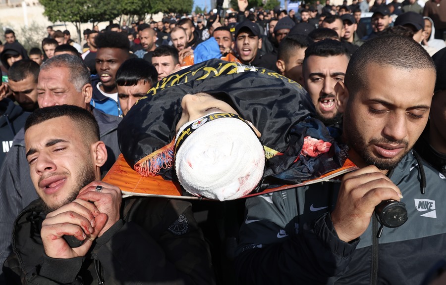 Familiares y amigos portan el cuerpo sin vida de un palestino, asesinado por un ataque aéreo israelí en el campo de refugiados de Al Farea, durante su funeral en Tubas, Gaza
