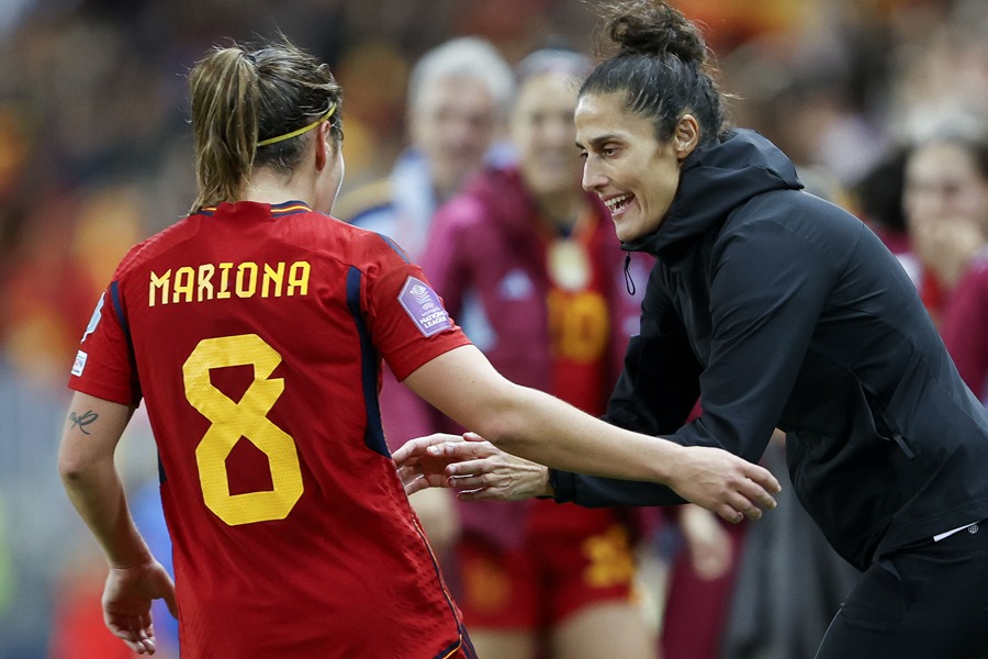  La seleccionadora de España, Montse Tomé (d), da instrucciones a su jugadora Mariona Caldentey durante el encuentro del grupo D de la Liga de Naciones entre España y Suecia, este martes en el Estadio La Rosaleda en Málaga