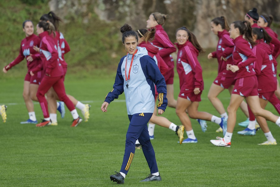  La entrenadora de la selección española de fútbol, Montse Tomé, dirige un entrenamiento