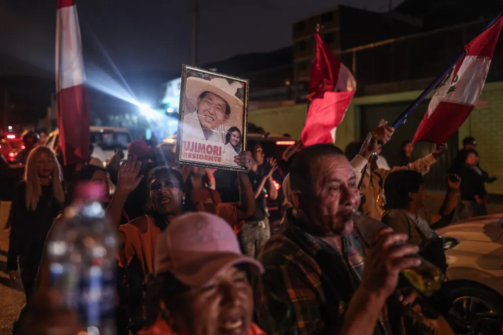 Seguidores del expresidente de Perú Alberto Fujimori, se reúnen a la salida del penal de donde fue liberado, el 6 de diciembre de 2023, en Lima (Perú). EFE/ Aldaír Mejía