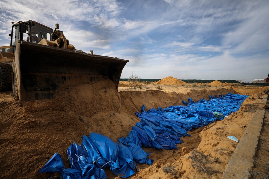 Una excavadora entierra los cuerpos de 111 palestinos muertos en ataques israelíes contra Gaza