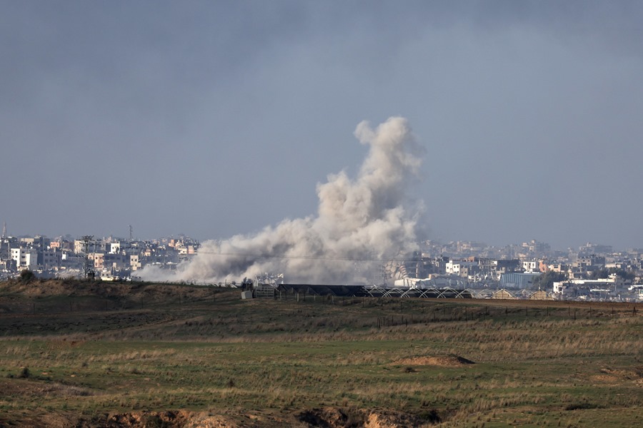 El humo se eleva tras los ataques en el sur de Gaza