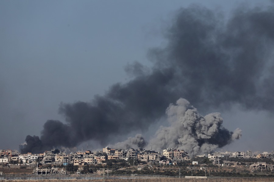El humo se eleva desde la Franja de Gaza tras ataques aéreos israelíes