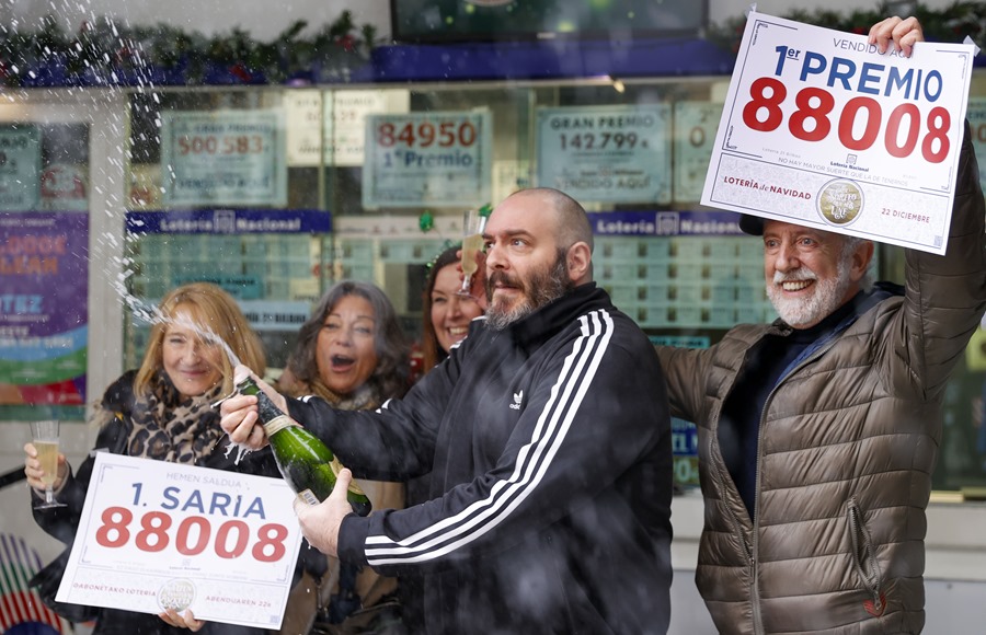 Los loteros de la administración de Alameda Rekalde de Bilbao celebran este viernes el reparto del Gordo el número 88.008. 