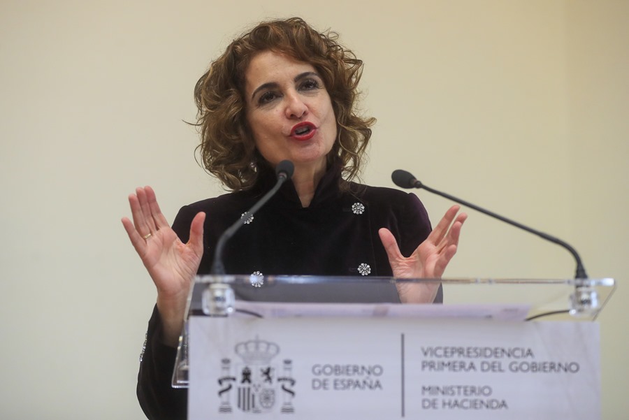 La nueva vicepresidenta primera del Gobierno, María Jesús Montero (c)