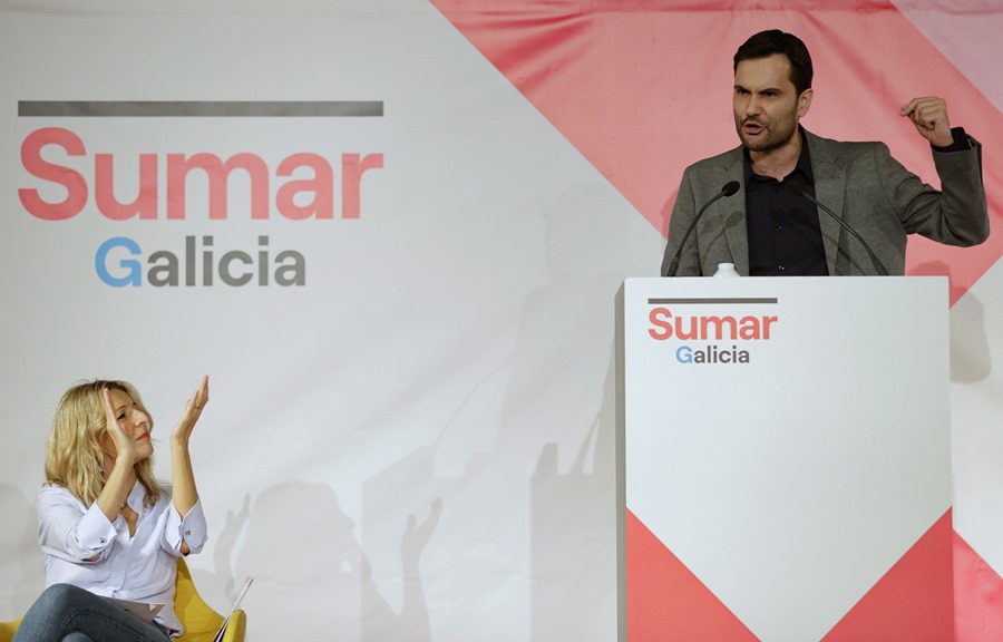 El portavoz de Sumar Galicia, Paulo Carlos, toma la palabra durante la presentación de Sumar Galicia, acto que contó con la asistencia de la vicepresidenta segunda del Gobierno, Yolanda Díaz (i)