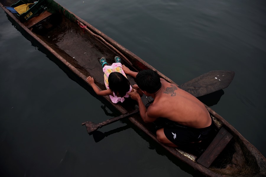 Fotografía del 10 de junio de 2019, que muestra a un hombre junto a su hija de la comarca Guna Yala navegan en una canoa artesanal en la isla Gardi Sugdub del archipiélago de San Blas (Panamá)