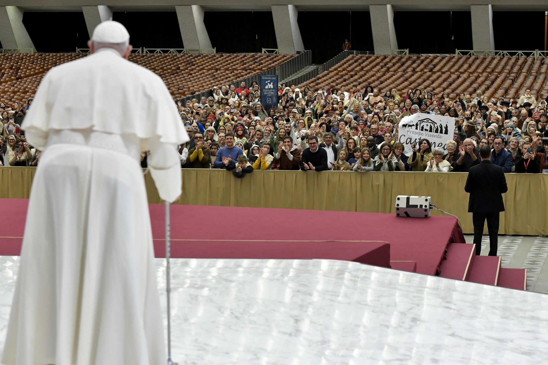 Fotografía cedida por los Medios Vaticanos que muestra al papa Francisco (i) durante una ceremonia de Nacimiento, este 16 de diciembre de 2023, en El Vaticano. EFE/Medios Vaticanos