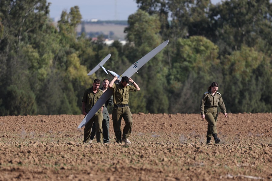 Un soldado israelí sostiene un dron en un lugar no revelado en el sur de Israel.