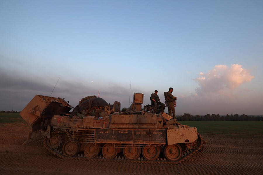 Soldados israelíes a bordo de un vehículo militar en una zona cercana a la frontera entre Israel y Gaza