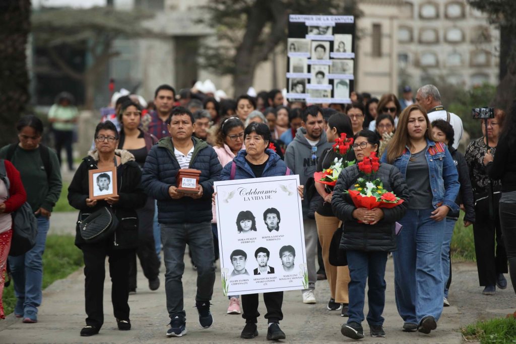 Familiares de víctimas de la matanza de La Cantuta asisten a su funeral, el 2 de septiembre de 2023, en Lima (Perú). EFE/ Paolo Aguilar