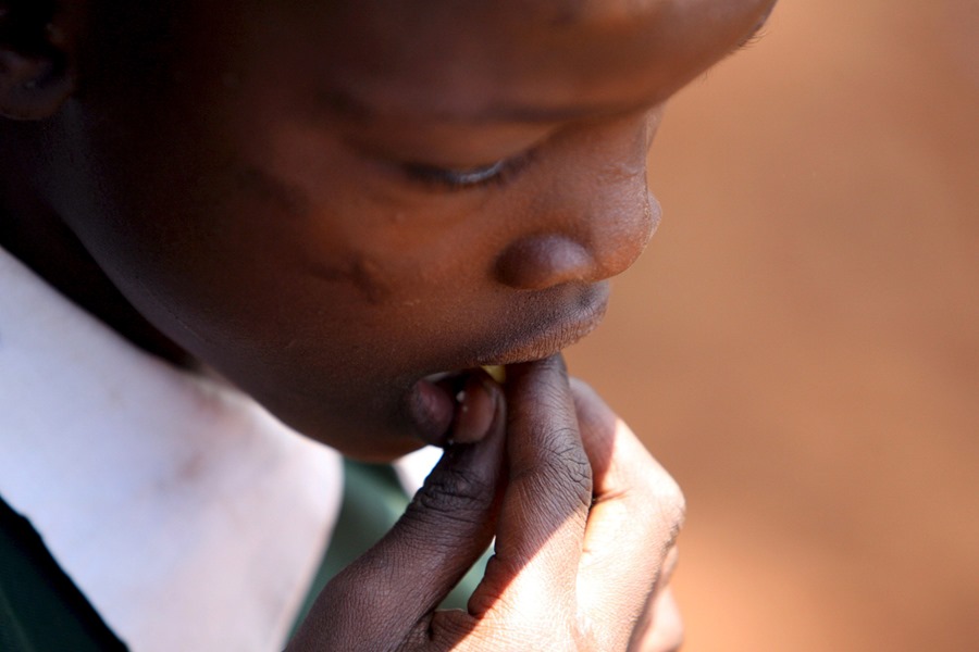 Una niña en una población de África.