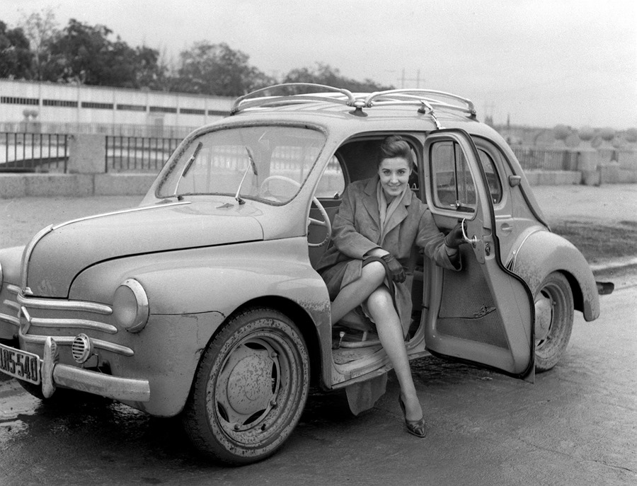 La actriz Concha Velasco posa en un Renault 4 CV, junto a la rivera del Manzanares