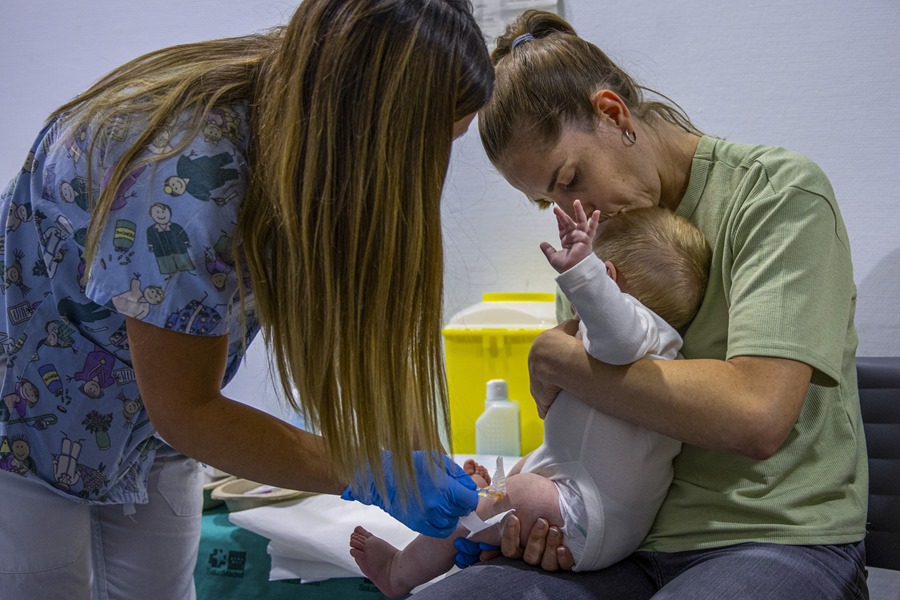 Una enfermera trabaja este lunes, durante el primer día campaña de inmunización de bebes frente a bronquiolitis