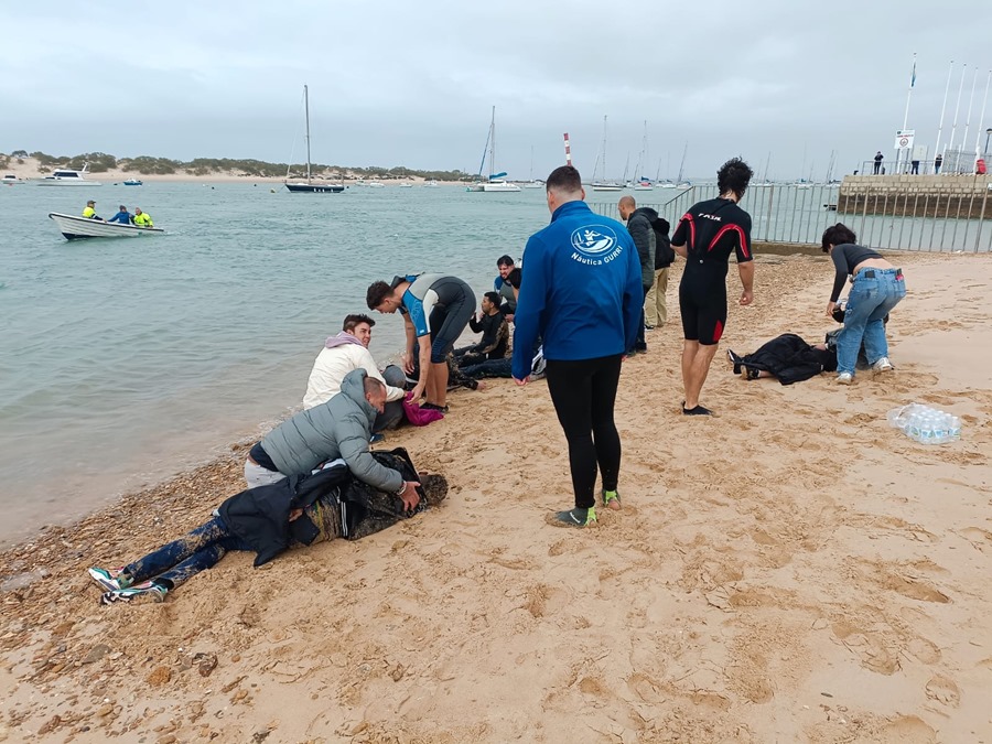 Fotografía de varios de los inmigrantes magrebíes que fueron obligados a arrojarse al mar por los tripulantes de una narcolancha en Cádiz.