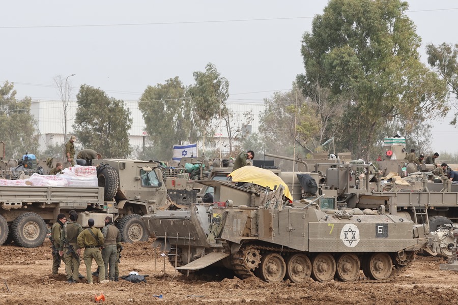 Soldados israelíes preparan sus vehículos blindados de transporte de personal (APC) en su posición cerca de la frontera de la Franja de Gaza