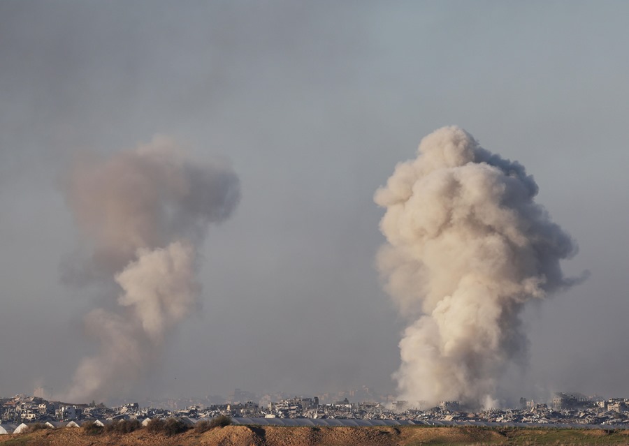 Columna de humo tras los bombardeos en el norte de Gaza.