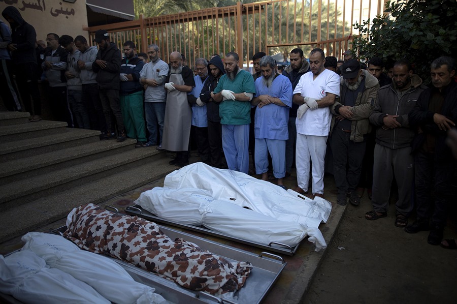 Familiares de víctimas de la guerra Israel-Palestina, velan sus cadáveres hoy en la Franja de Gaza.