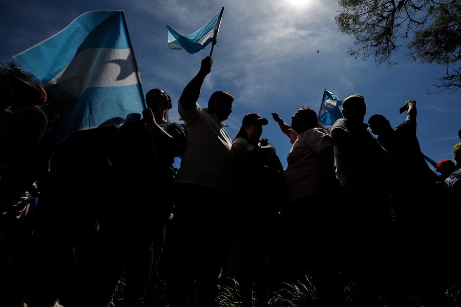 Manifestantes participan en una marcha de protesta contra el Gobierno del presidente Javier Milei hoy, en Buenos Aires (Argentina)