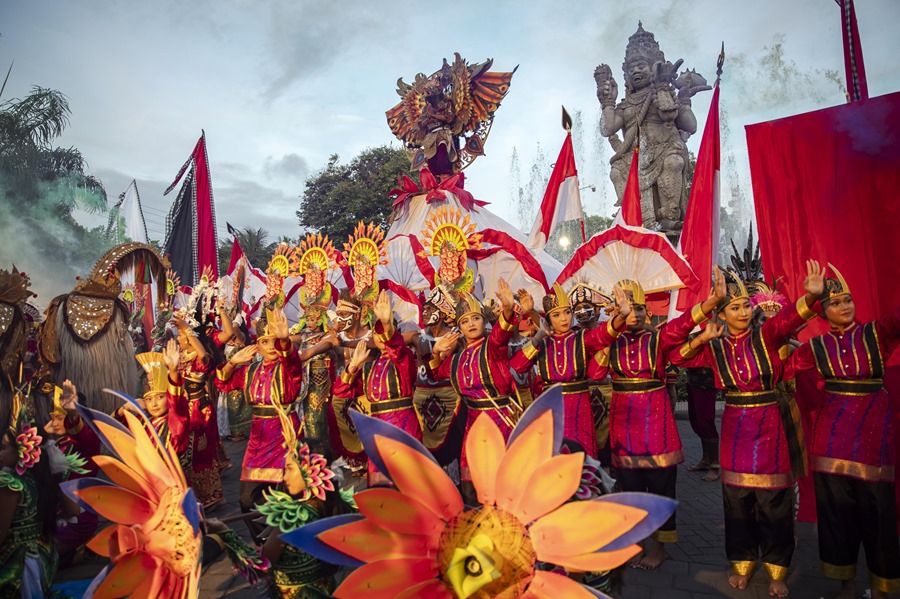 Bailarines balineses participan en un desfile cultural, durante la celebración de Nochevieja