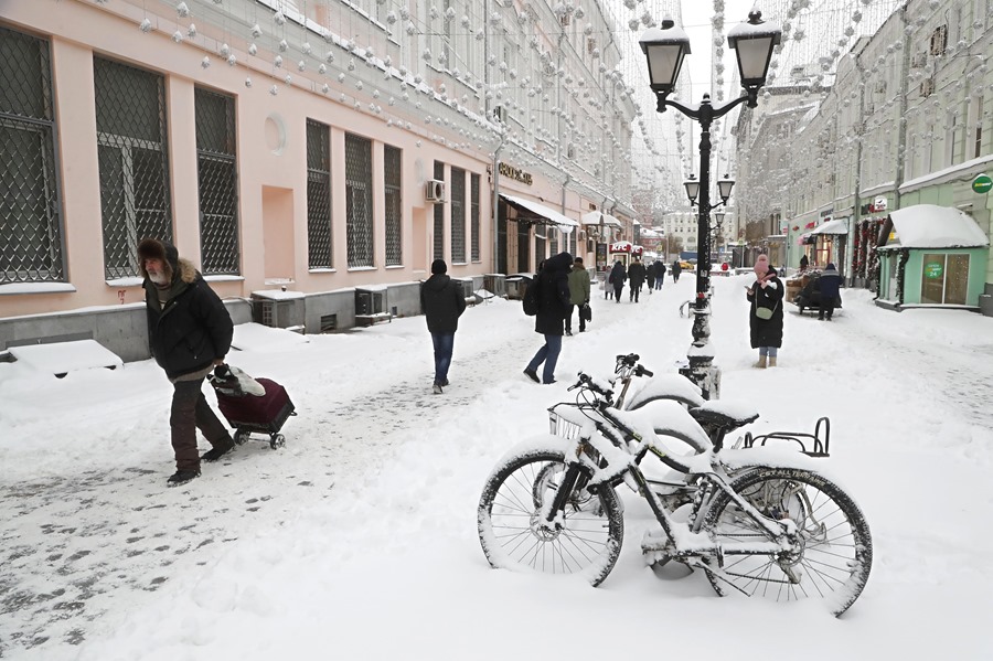 Varias personas caminan por una calle tras una nevada récord en Moscú. 