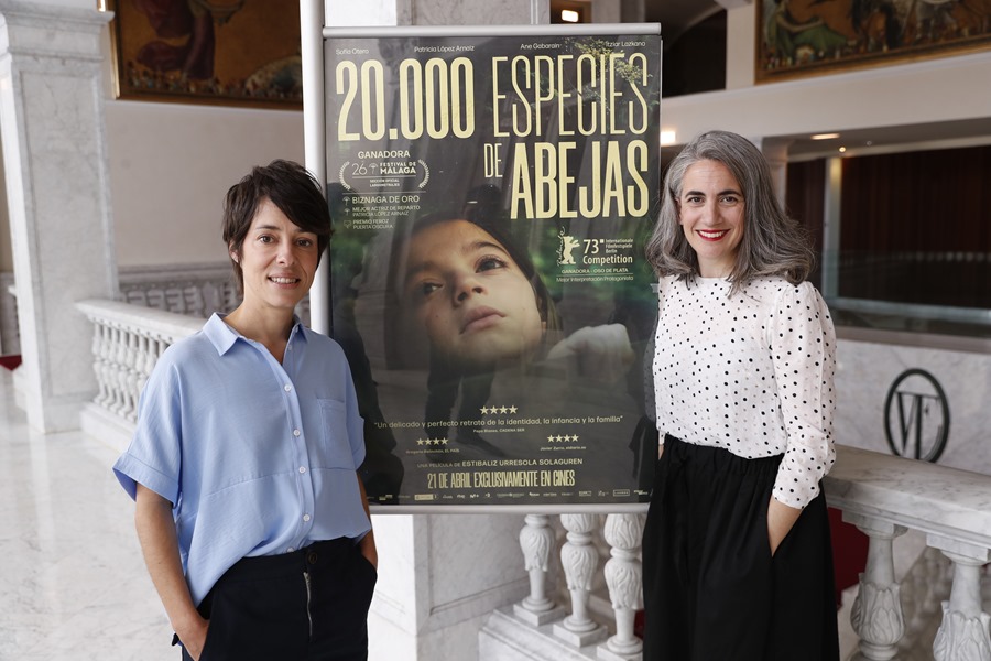 La directora Estibaliz Urresola (i), posa junto a la productora, Lara Izagirre (d), con motivo de la proyección de la película "20.000 especies de abejas" en el Festival de Cine y Derechos Humanos de San Sebastián. 