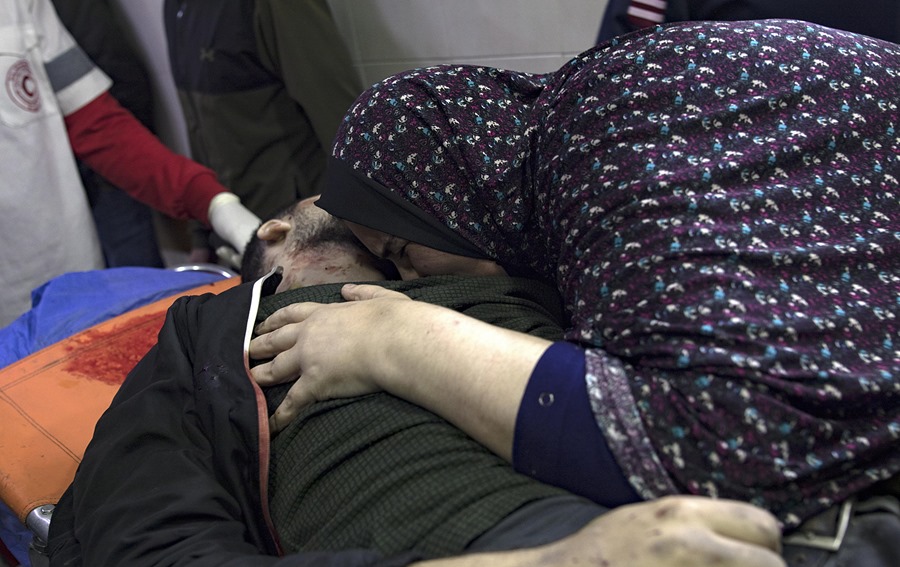 Una madre palestina llora la muerte de su hijo, tras un bombardeo israelí en Gaza. 