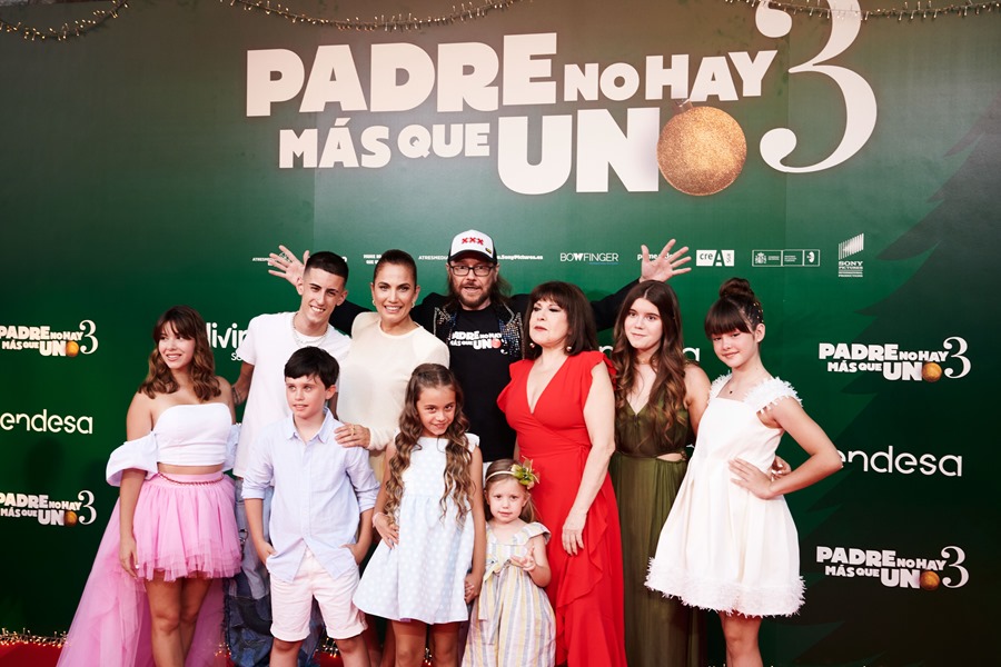 El actor y director Santiago Segura (c), y el resto del equipo de la película "Padre no hay mas que uno 3"