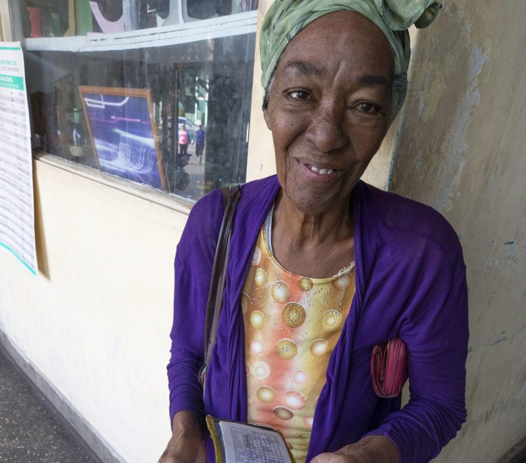 Una mujer muestra su libreta de abastecimiento hoy, en La Habana (Cuba). EFE/Yander Zamora
