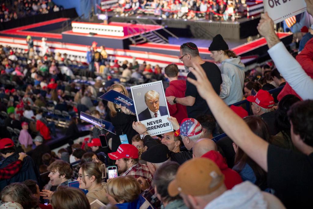 Seguidores del expresidente de EE.UU. Donald Trump asisten a un acto de campaña en la Universidad de New Hampshire, en Durham, New Hampshire, estte 16 de diciembre de 2023. EFE/Amanda Sabga
