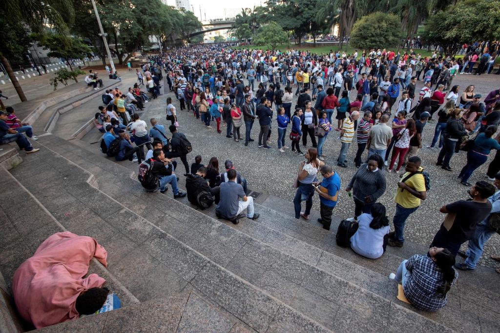 Miles de desempleados hacen fila con la esperanza de conseguir alguna plaza de empleo en Sao Paulo (Brasil), una de las principales economías de Latinoamérica, en una fotografía de archivo.. EFE/Sebastião Moreira
