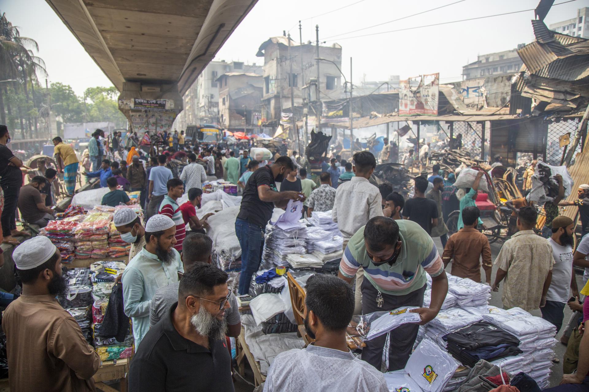 (FILE) Traders sell clothes at makeshift stalls on a footpath in Dhaka, Bangladesh. EFE/EPA/MONIRUL ALAM