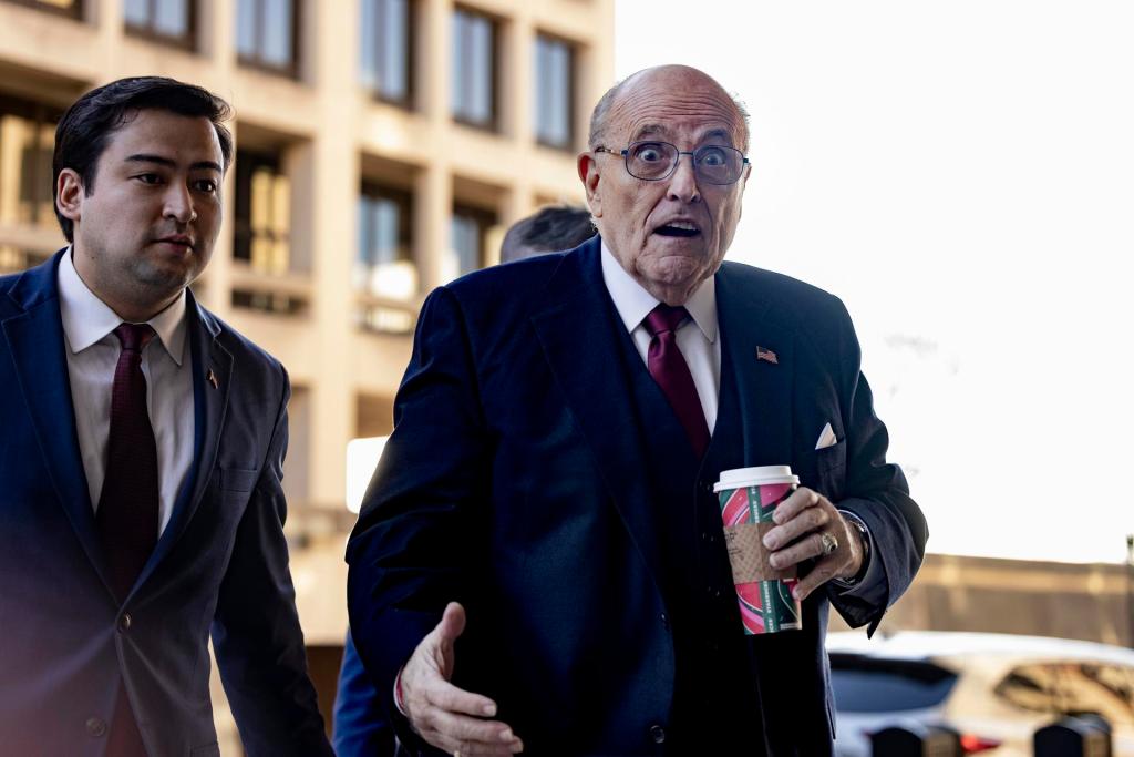 El exalcalde de Nueva York Rudy Giuliani, que fue abogado de Donald Trump. llega a un tribunal de Washington, este 15 de diciembre de 2023. EFE/ Jim Lo Scalzo
