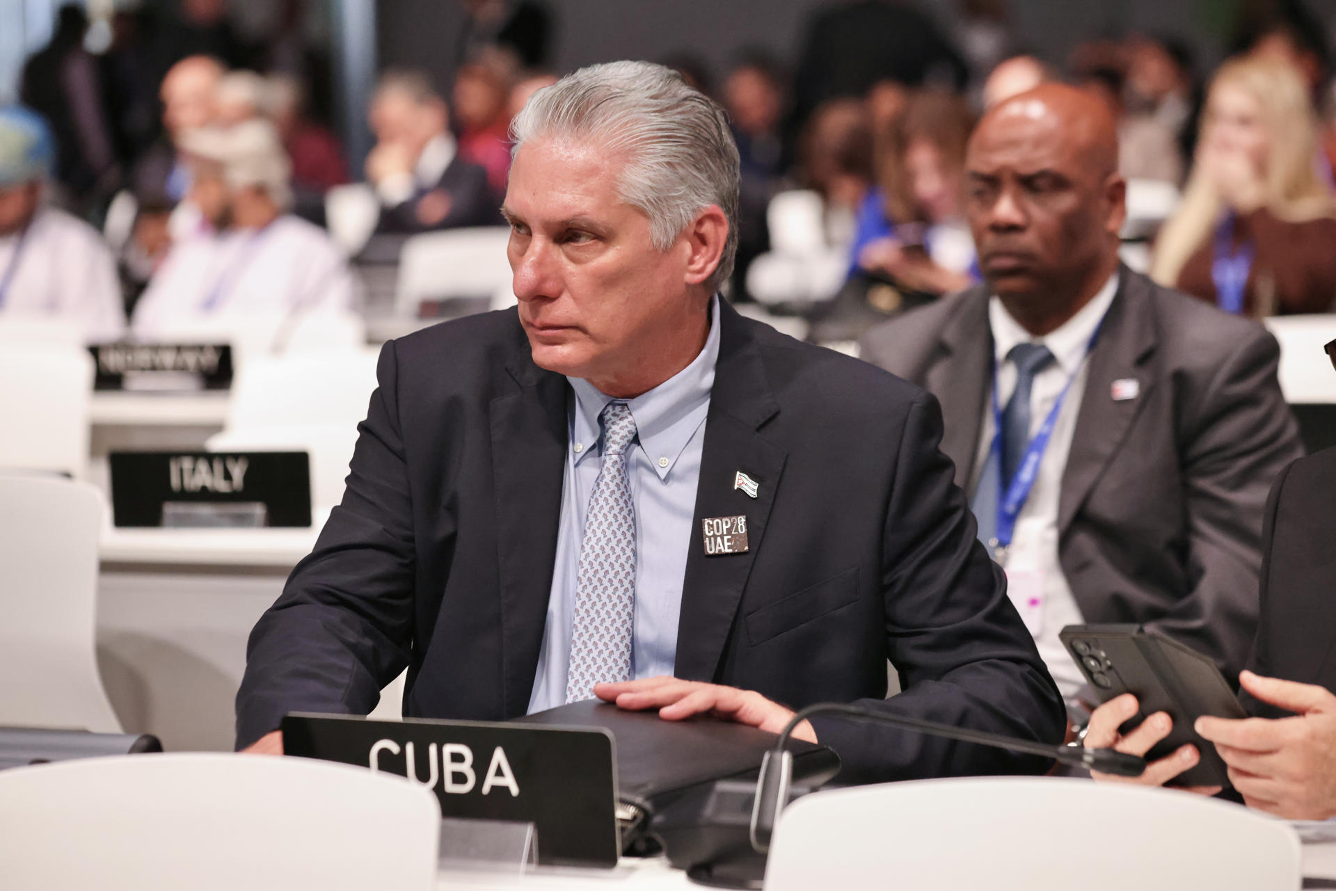Fotografía cedida por la Presidencia de Cuba donde se observa al presidente cubano, Miguel Díaz-Canel (i) durante la COP28 en Dubái (Emiratos Árabes Unidos). EFE/ Alejandro Azcuy/Presidencia de Cuba