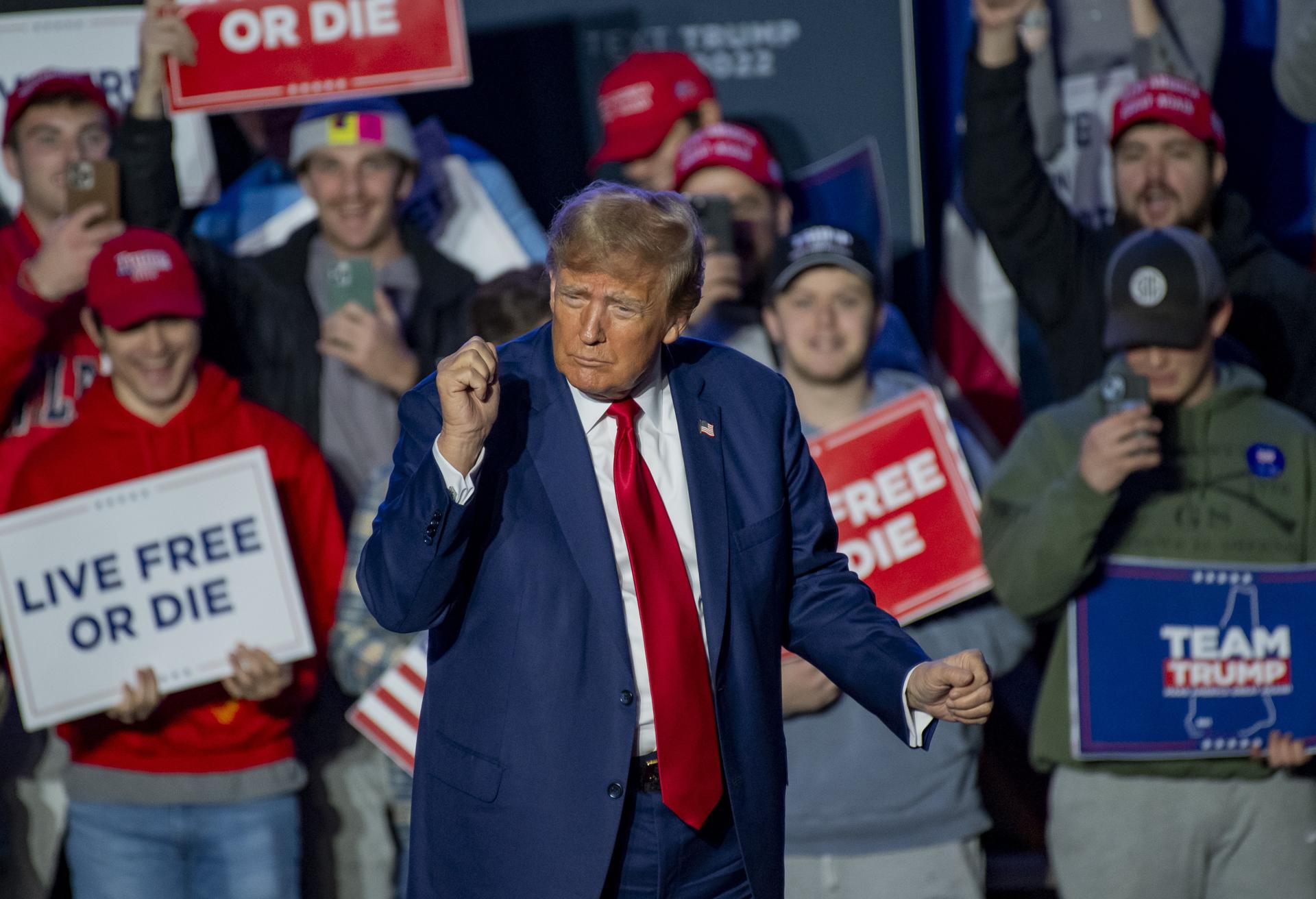 Seguidores escuchan al expresidente de EE.UU. Donald Trump durante un acto de campaña en la Universidad de New Hampshire, en Durham, New Hampshire, estte 16 de diciembre de 2023. EFE/Amanda Sabga