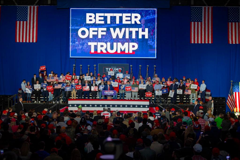 Seguidores escuchan al expresidente de EE.UU. Donald Trump durante un acto de campaña en la Universidad de New Hampshire, en Durham, New Hampshire, estte 16 de diciembre de 2023. EFE/Amanda Sabga
