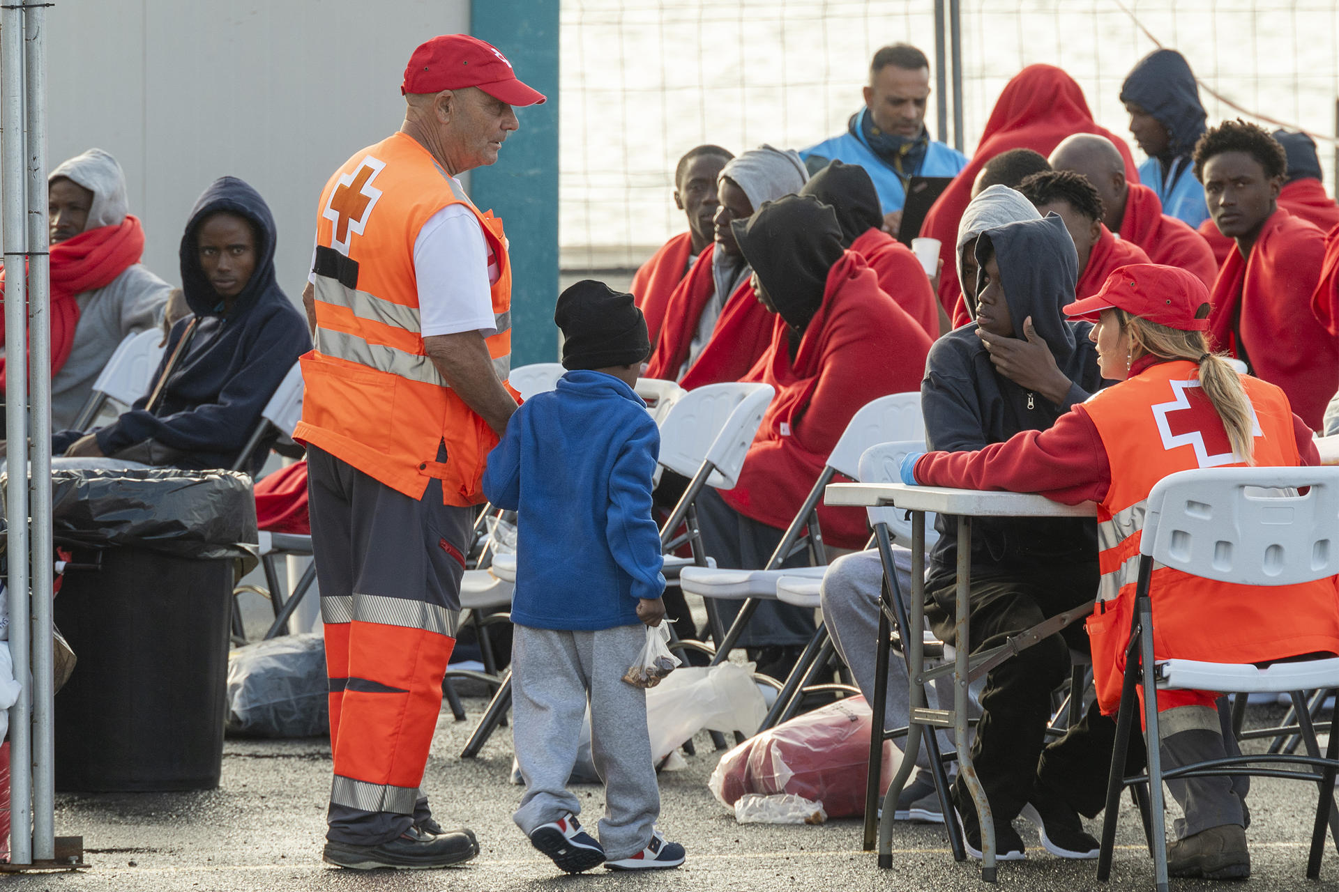 La Salvamar Al Nair rescató este sábado a 55 personas de origen subsahariano, entre ellas 4 mujeres y un menor (en la imagen), que viajaban en una embarcación tipo neumática hacia Lanzarote. Todos fueron trasladados a Puerto Naos. EFE/ Adriel Perdomo
