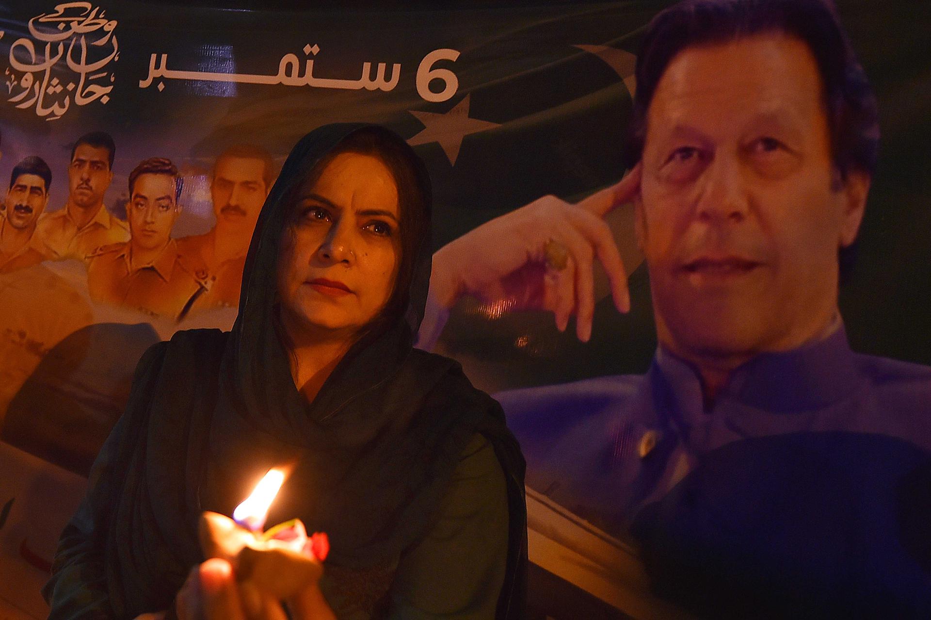 (FILE) Supporters of former Prime Minister Imran Khan's party Pakistan Tehrik-e-Insaf, light candles in Karachi, Pakistan. EFE/EPA/SHAHZAIB AKBER