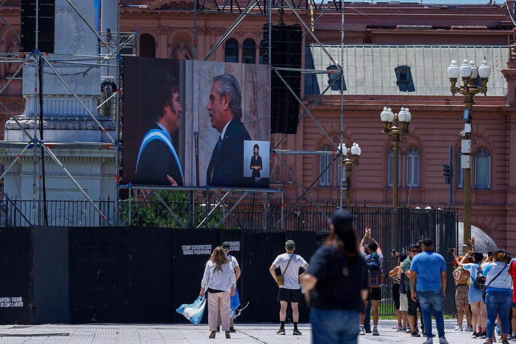 Simpatizantes de Javier Milei siguen el juramento del mandatario como nuevo presidente de Argentina en pantallas gigantes, hoy a las afueras de la Casa Rosada en Buenos Aires (Argentina). EFE/ Luciano Gonzalez
