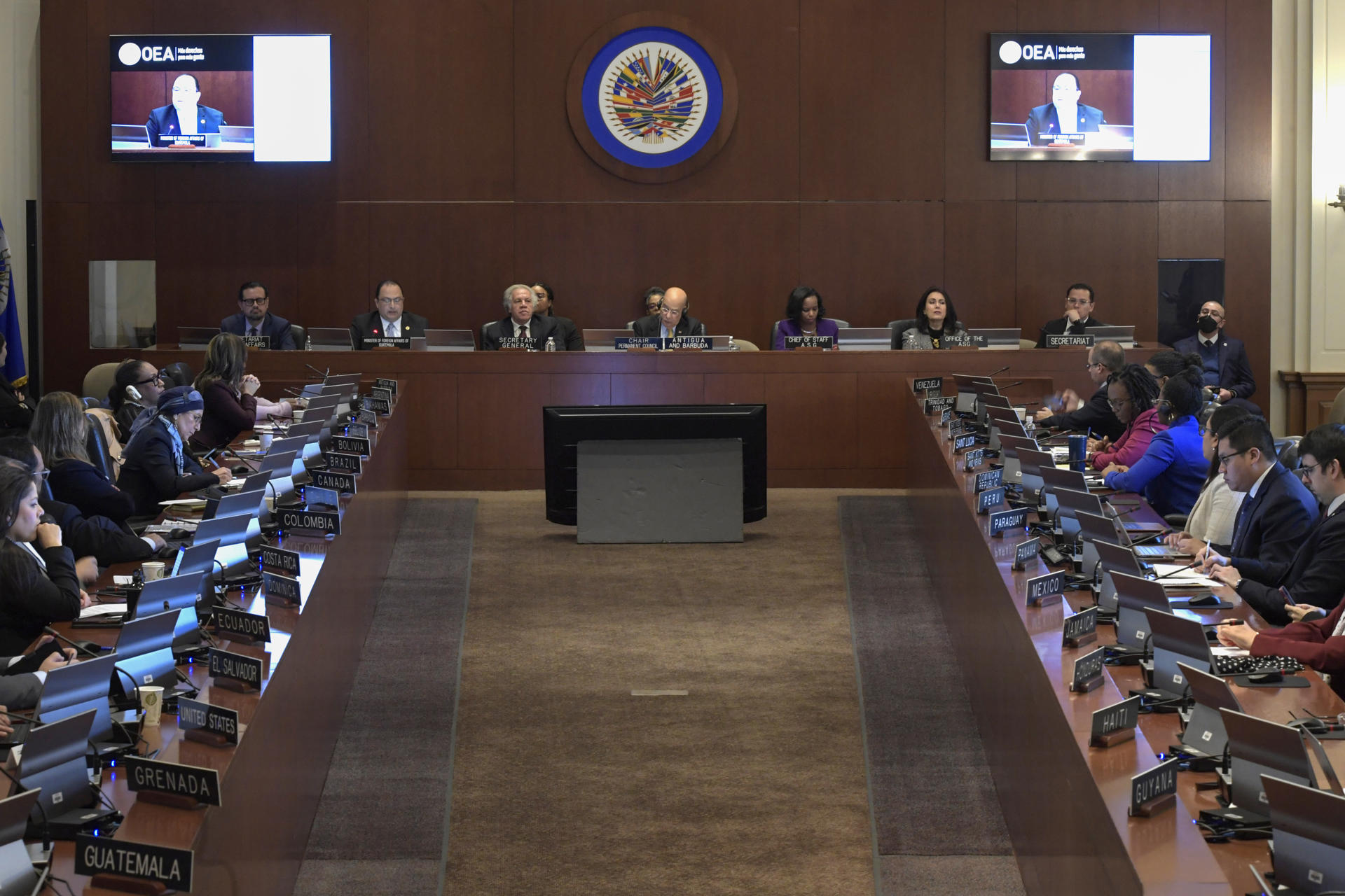 Fotografía general de los miembros de la Organización de los Estados Americanos (OEA) durante una sesión extraordinaria del Consejo Permanente hoy en la sede del organismo en Washington (EE.UU.). EFE/Lenin Nolly