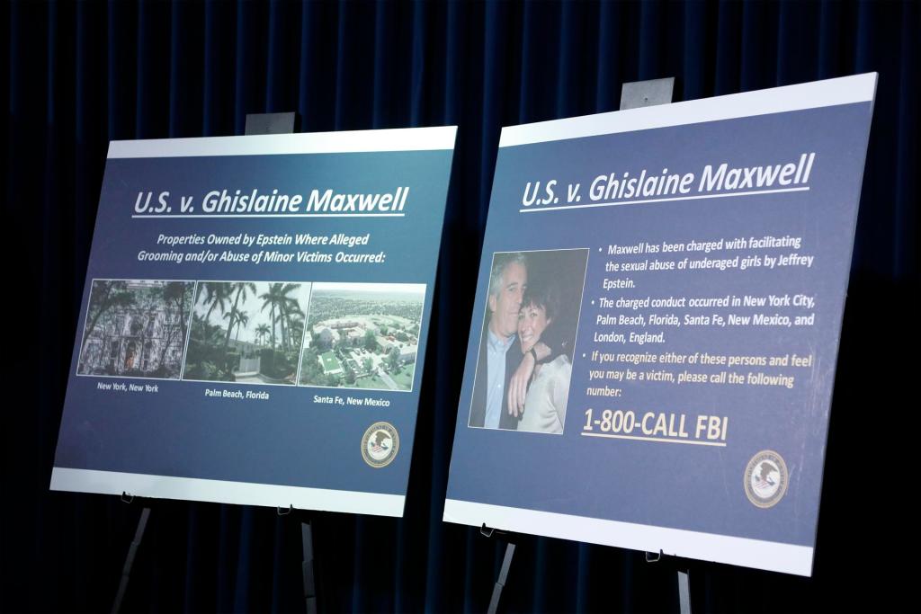Vista del cartel con el que la Justicia estadounidense que detalla los cargos contra Ghislaine Maxwell, vinculada al caso de Jeffrey Epstein, en una fotografía de archivo. EFE/ Jason Szenes